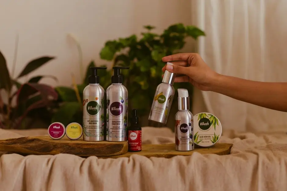 Rutinitas skincare alami dengan minyak kelapa dan lidah buaya di meja kayu