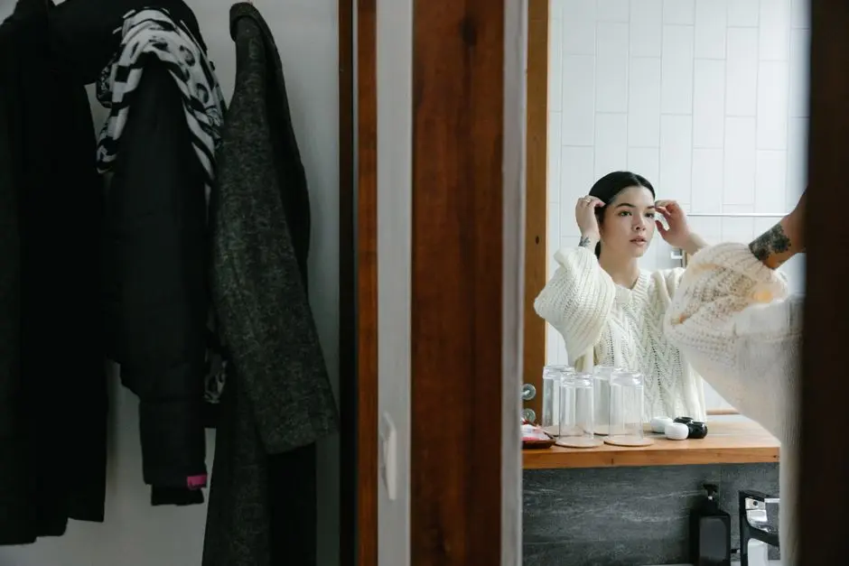 Perempuan menyusun pakaian dan produk perawatan secara rapi di kamar